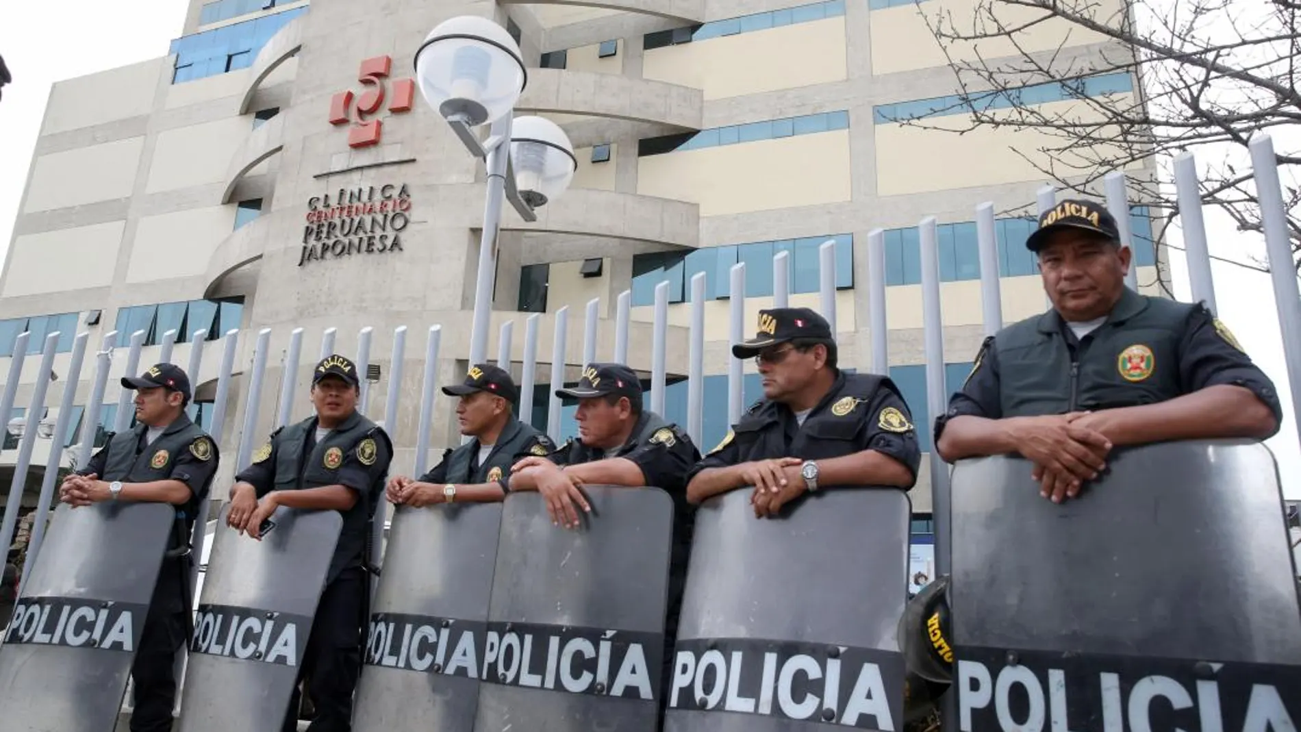 Un grupo de policías resguarda la clínica donde permanece internado Alberto Fujimori ayer
