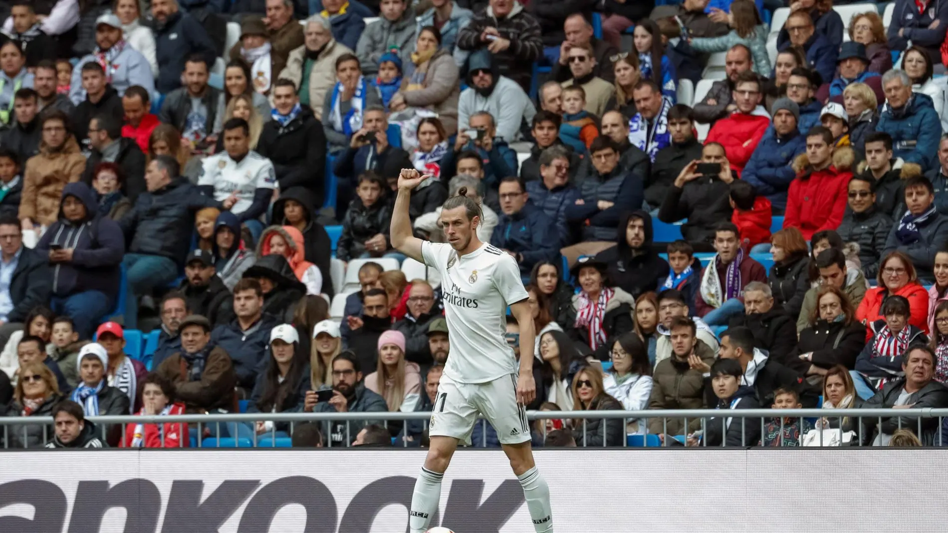 Bale hace un gesto con el balón en los pies