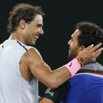 Nadal saluda al dominicano Víctor Estrella tras concluir el encuentro