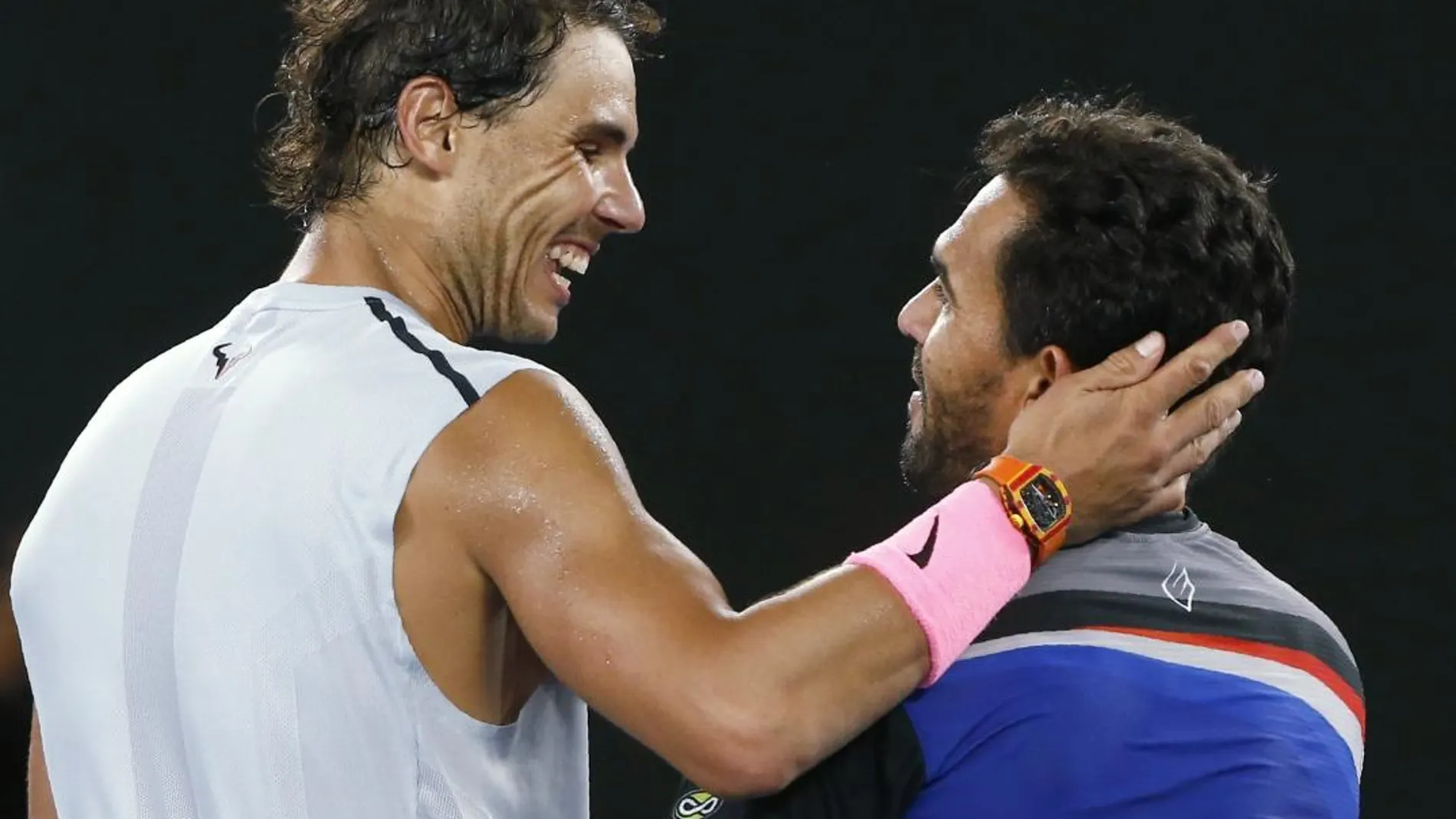 Nadal saluda al dominicano Víctor Estrella tras concluir el encuentro