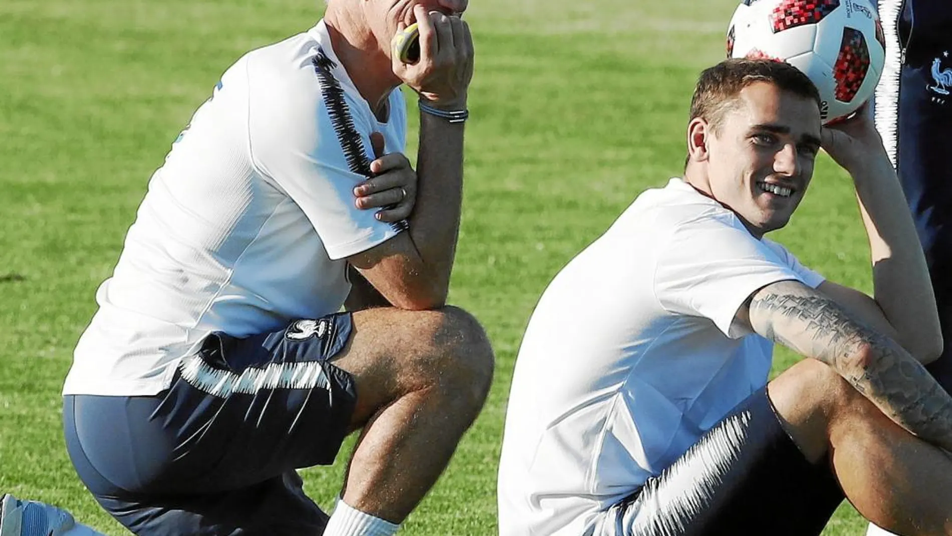 Deschamps, con Griezmann, en un entrenamiento de Francia