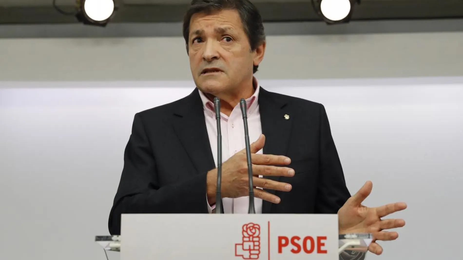 El presidente de la gestora del PSOE, Javier Fernández