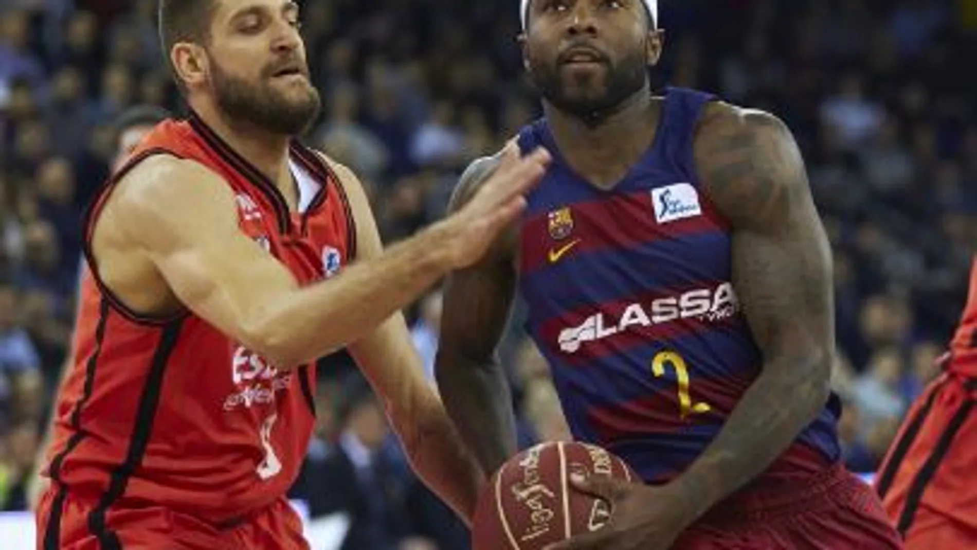 El base norteamericano del Barcelona Lassa Tyrese Rice con el balón ante el escolta francés del Valencia Basket Antoine Diot durante el partido