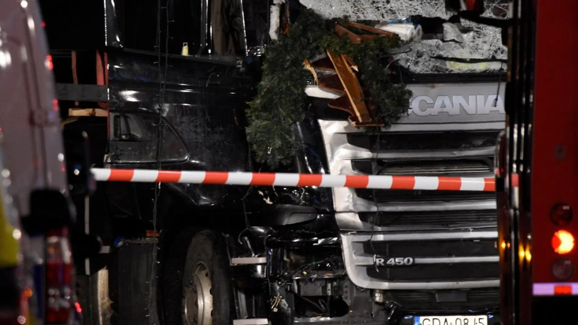 Vista del camión que colisionó contra un mercado navideño, cerca de la iglesia Kaiser Wilhelm, en Berlín (Alemania)