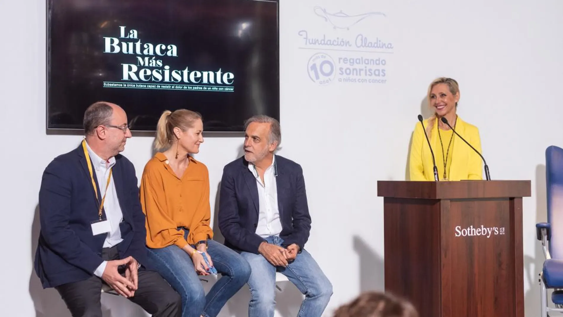 De izquierda a derecha, Eloy, padre de un niño con cáncer, Fiona Ferrer, Paco Arango y Marta Robles