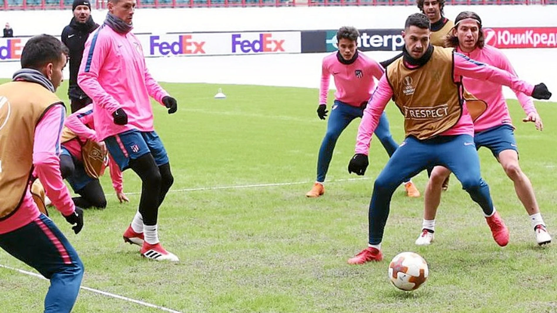Víctor Machín, Vitolo, controla la pelota en presencia de Filipe, Correa y Torres durante el entrenamiento de ayer en Rusia