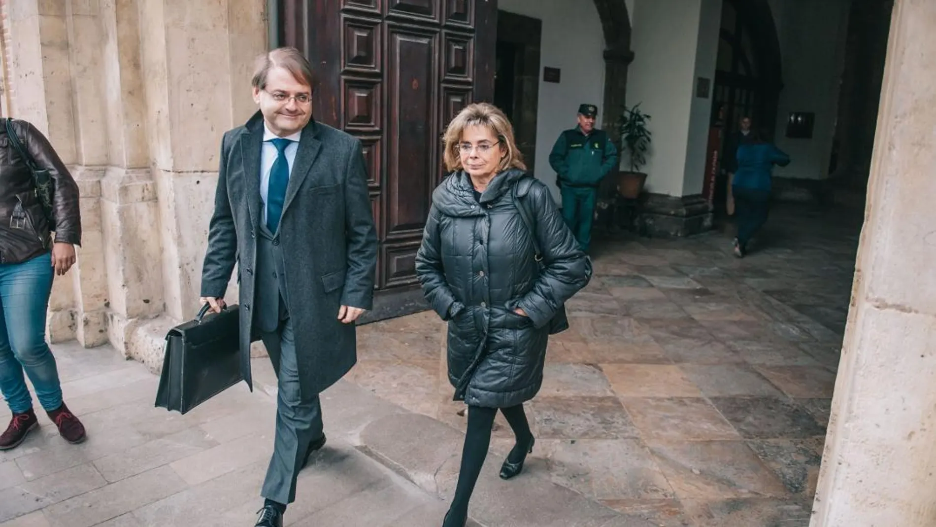 La fallecida Maria José Alcón, junto a su abogado Pablo Delgado, salen del Tribunal Superior de justicia valenciano (EFE)