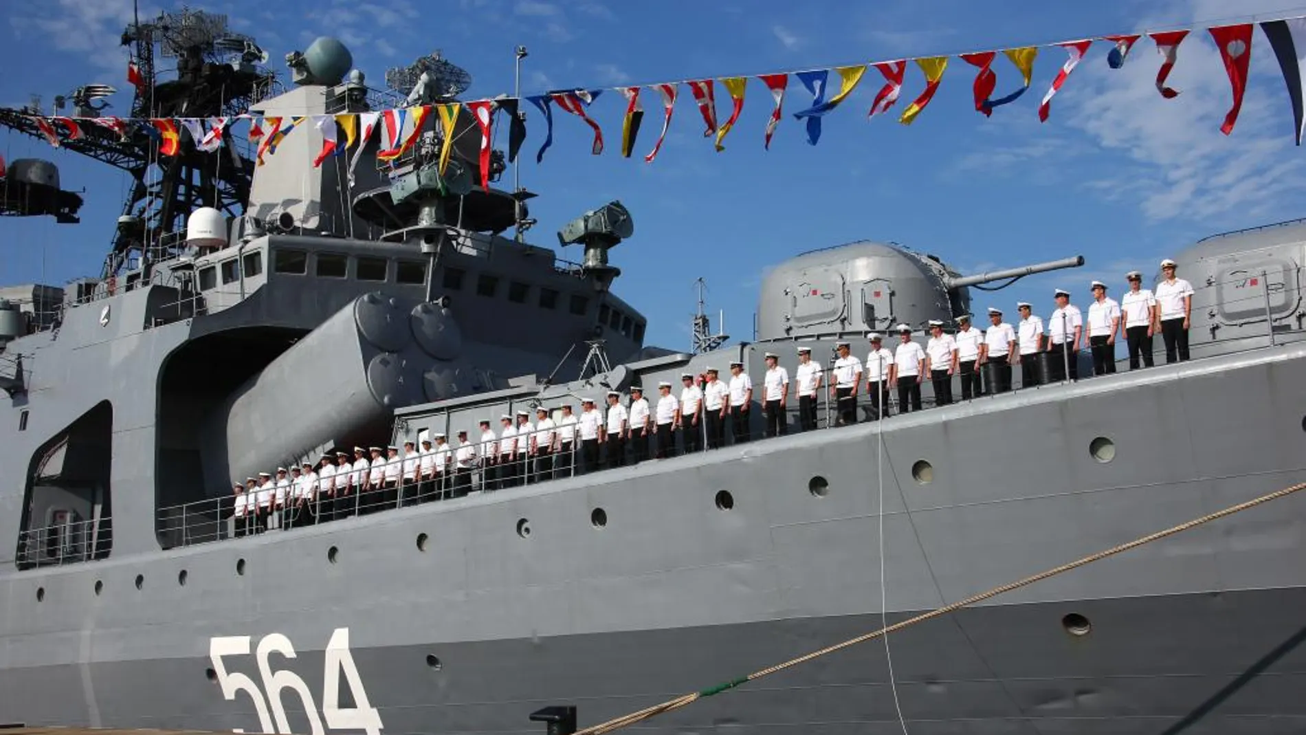 Un barco de guerra ruso atraca en el puerto de Zhanjiang