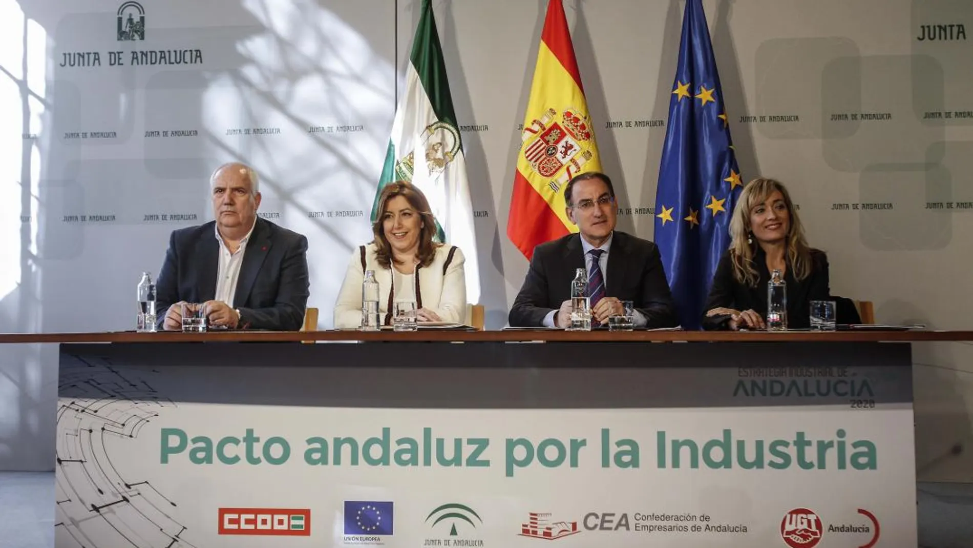 La presidenta de la Junta, Susana Díaz, firmó el pasado enero con la CEA, UGT-A y CC OO-A el Pacto Andaluz por la Industria