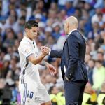 James saluda a Zidane al ser sustituido ante el Sevilla