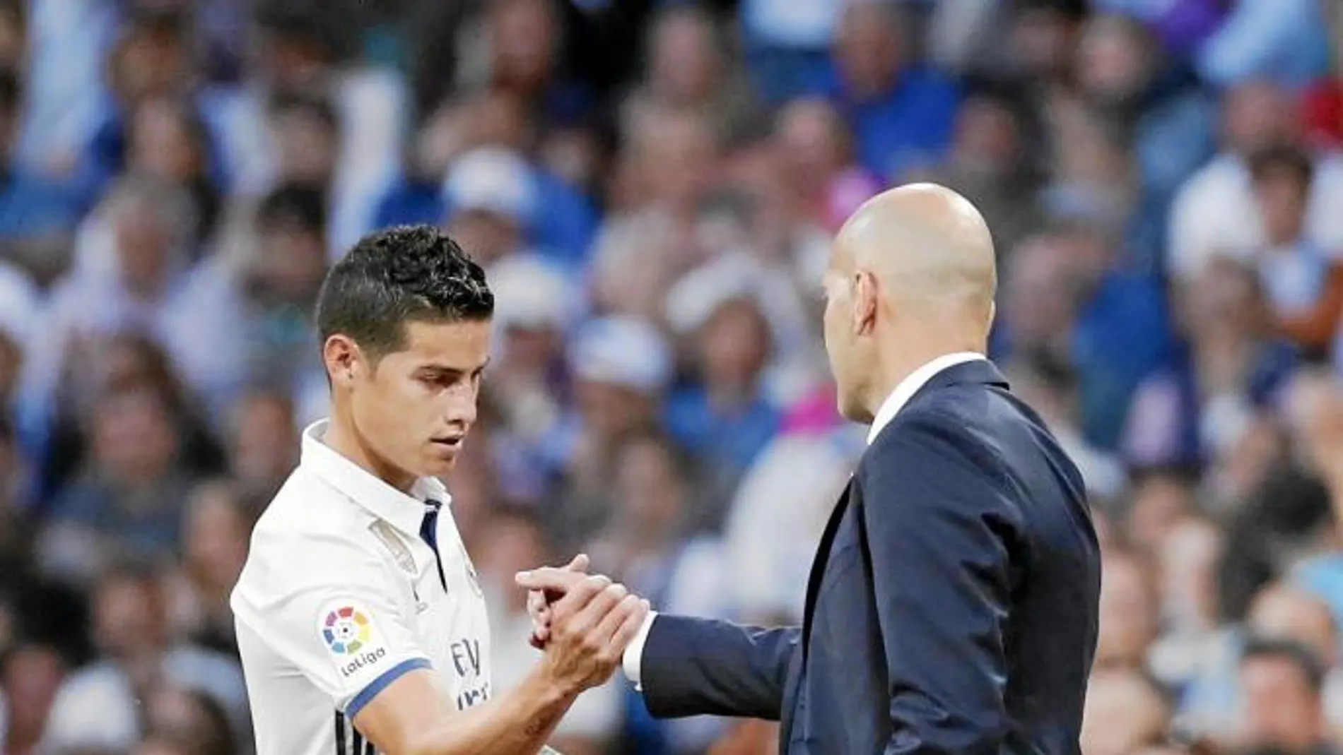 James saluda a Zidane al ser sustituido ante el Sevilla
