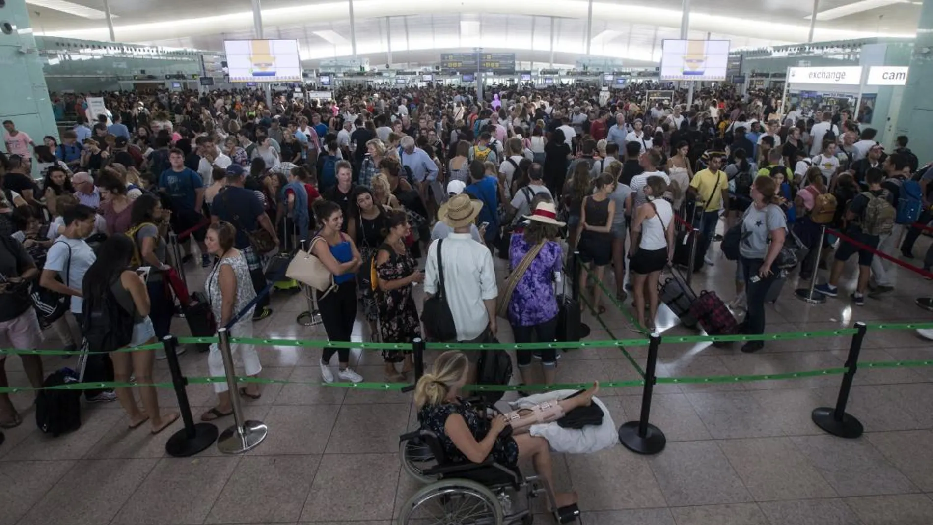 Las colas para acceder al control de seguridad del Aeropuerto de Barcelona-El Prat continúan debido a los paros que llevan a cabo los trabajadores de Eulen, la empresa que gestiona este servicio.