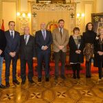 Las autoridades con los Premios Piñones de Oro 2019