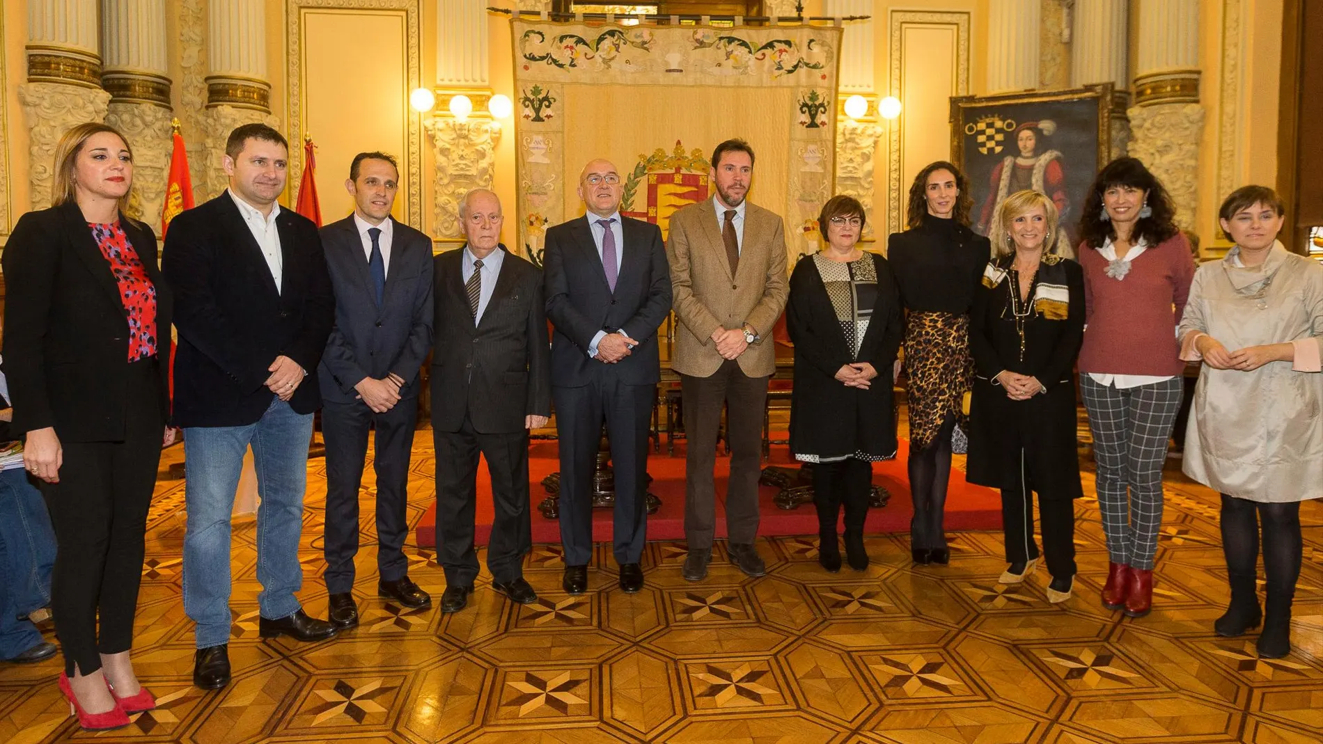 Las autoridades con los Premios Piñones de Oro 2019