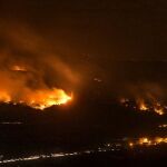 Incendio forestal que permanece activo hoy en Monterrei (Orense), que ha obligado a cortar la A-52 y ha dejado sin luz a Verín.