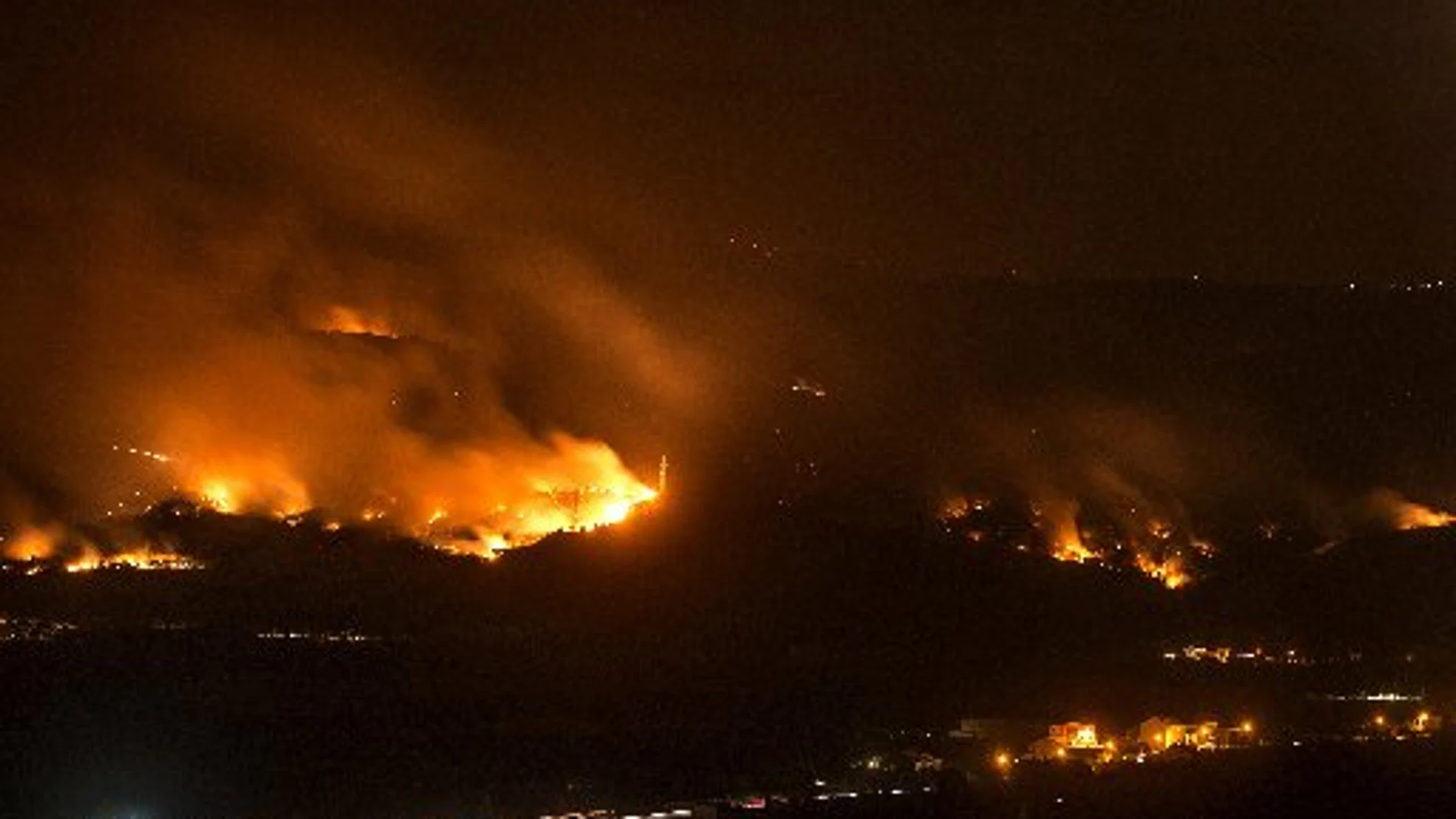 Incendio forestal que permanece activo hoy en Monterrei (Orense), que ha obligado a cortar la A-52 y ha dejado sin luz a Verín.