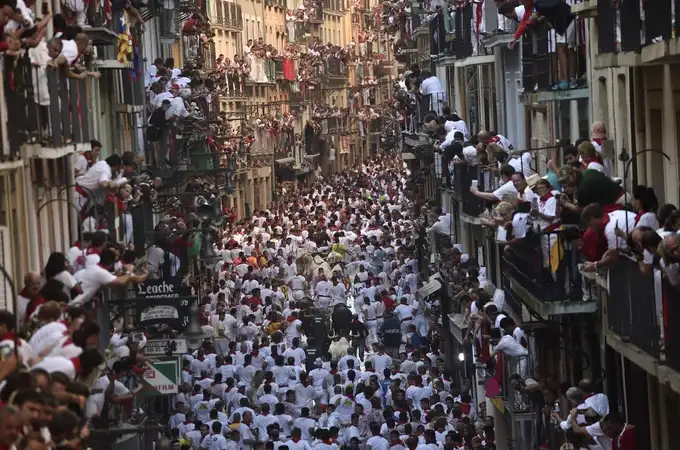 Pamplona, la explosión festiva teñida de color taurómaco