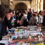 Masiva afluencia al Día del Libro celebrado en la Plaza Mayor de Salamanca