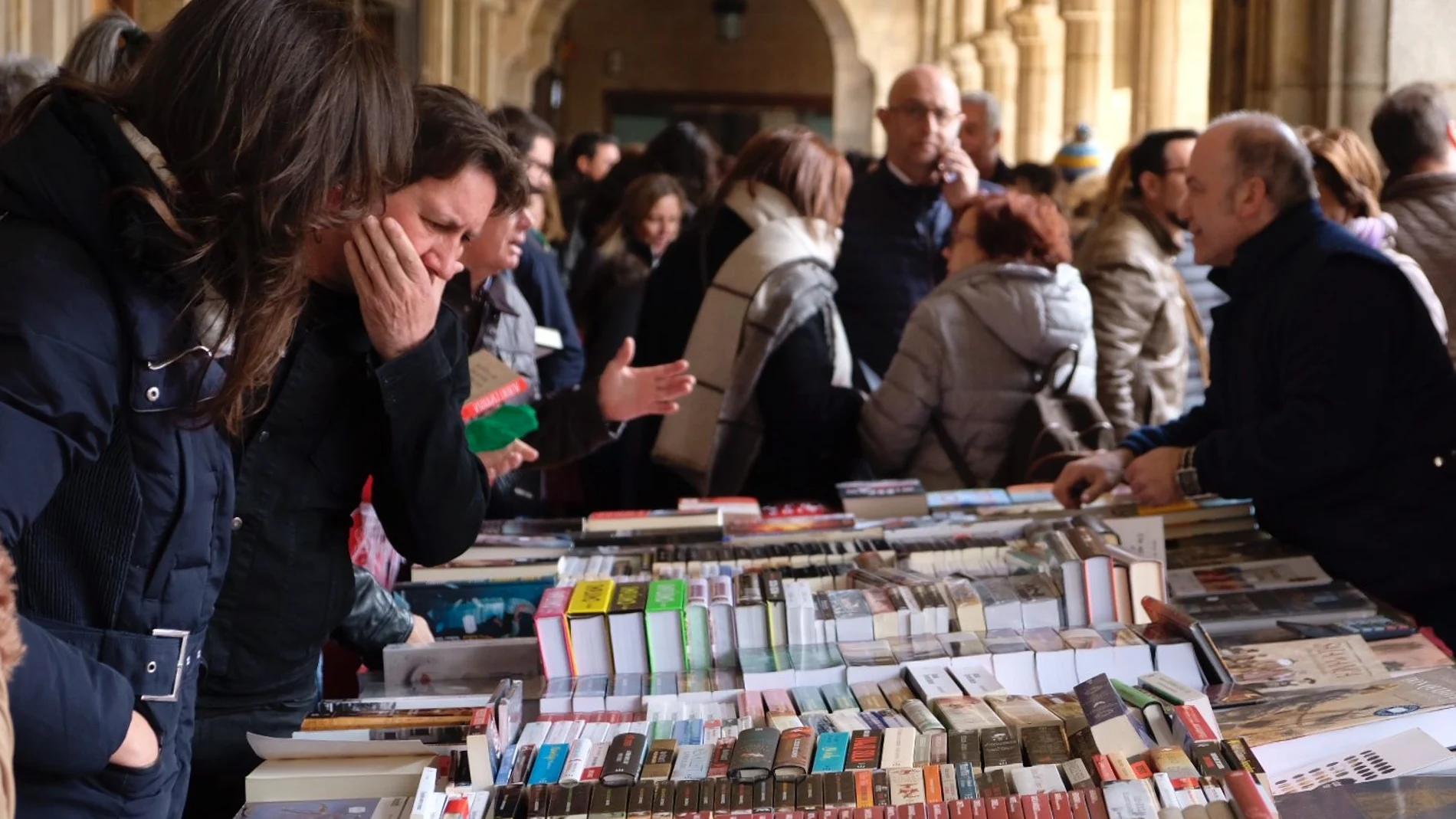 Masiva afluencia al Día del Libro celebrado en la Plaza Mayor de Salamanca