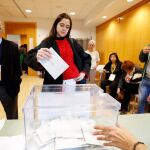Laura Sancho, deposita la papeleta en nombre de Puigdemont