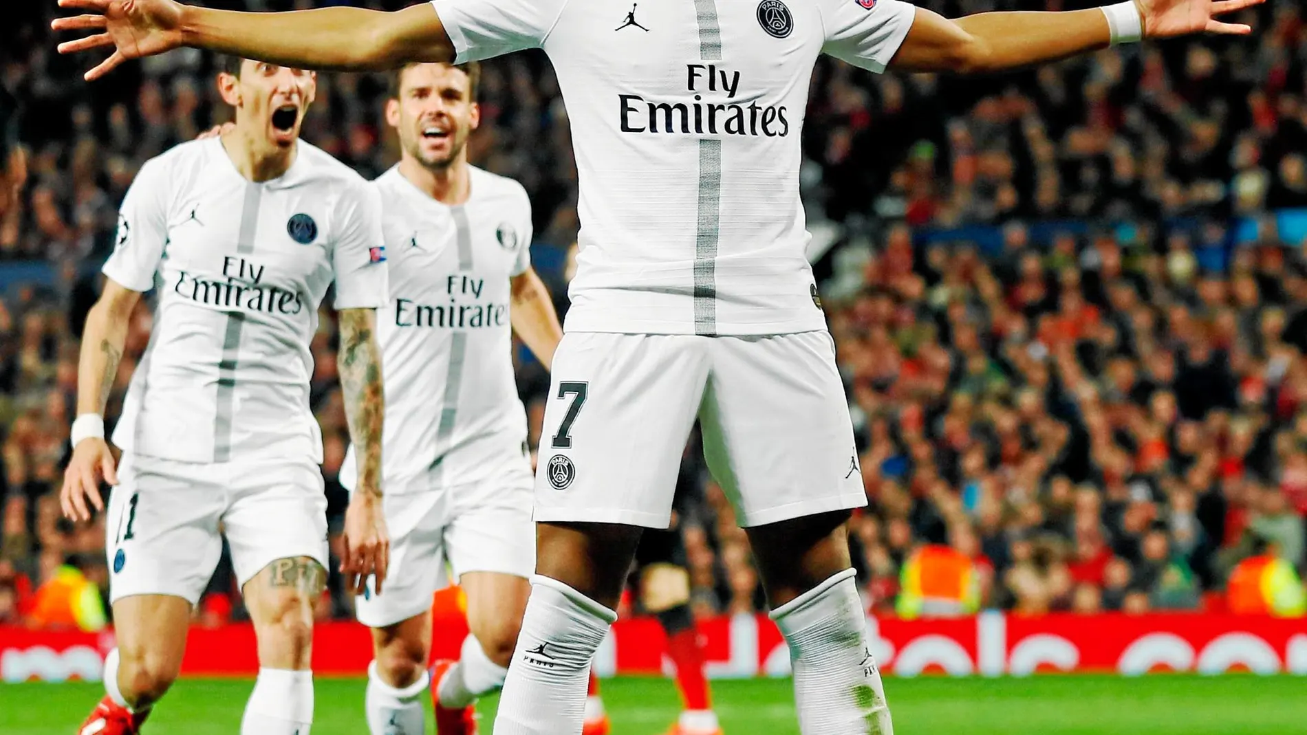 Mbappé celebra el gol que marcó al Manchester United en Old Trafford en los octavos de la Champions