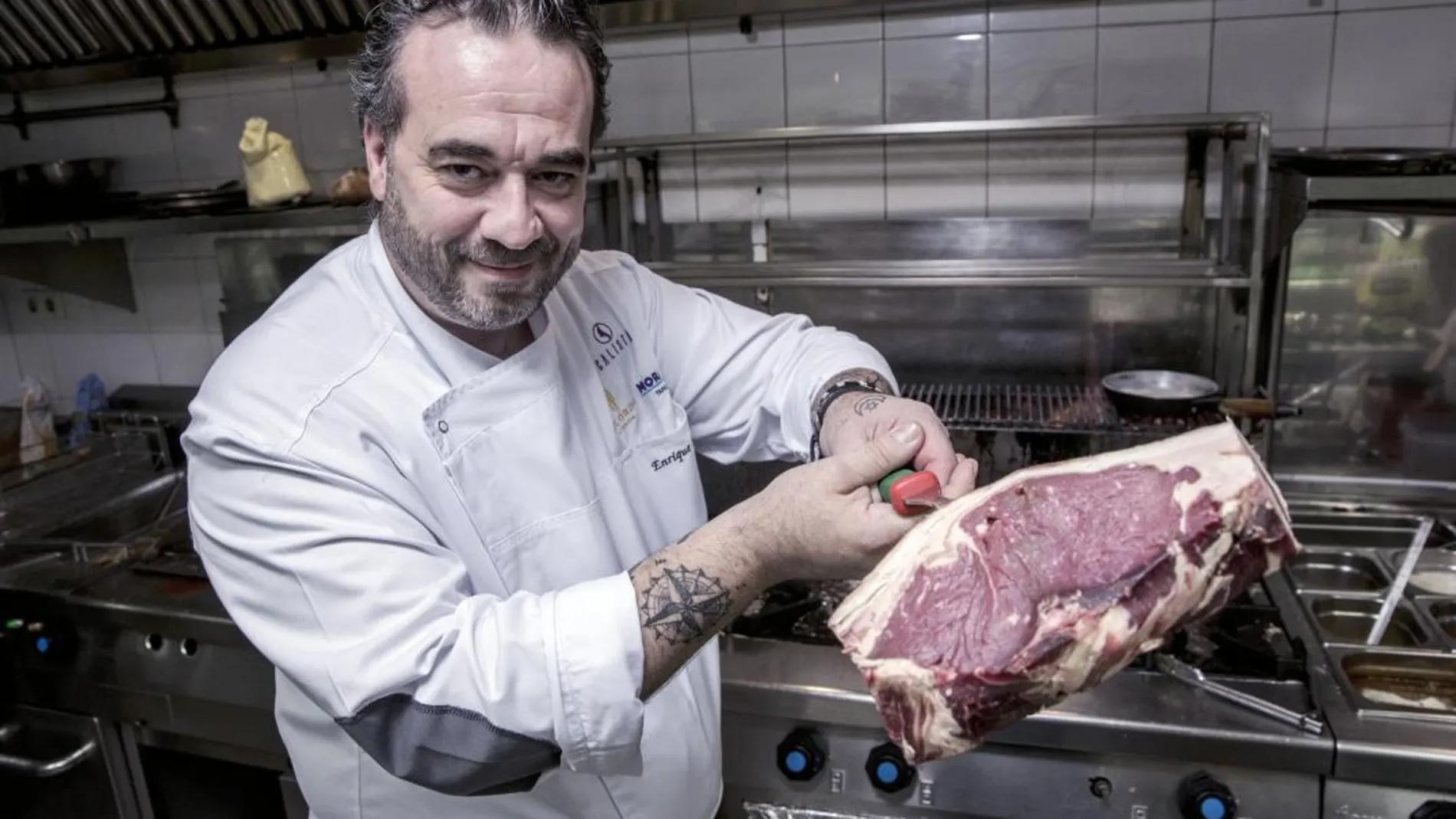 Kike Bous, en el 80 de la calle Velázquez, elabora parte de su carta en la robata, una parrilla de carbón de encina