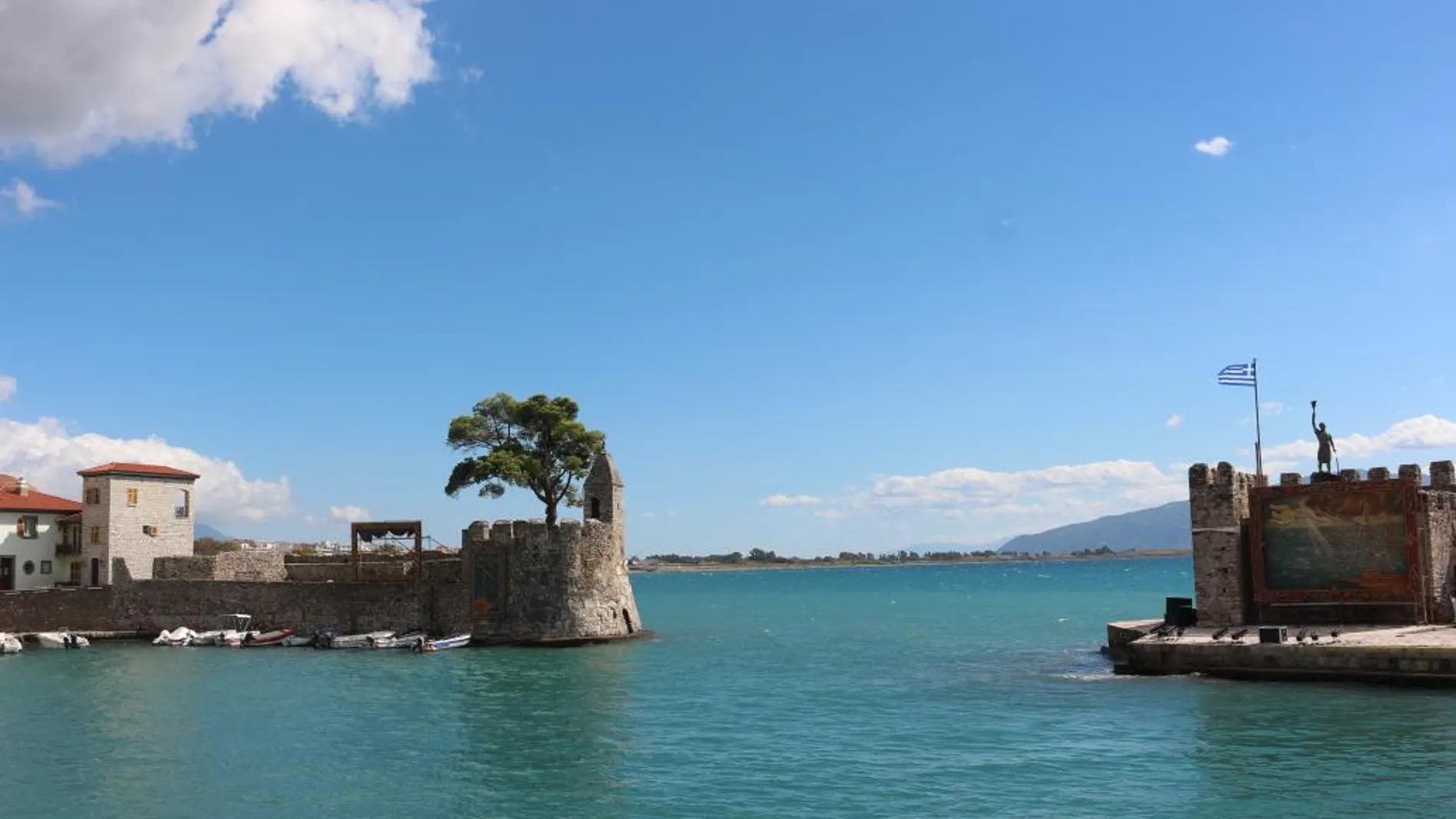 La entrada al puerto de Lepanto es una de las más bellas de Grecia, jalonada por unas murallas almenadas y coronada por la estatua de Miguel de Cervantes, a la derecha