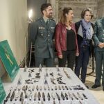 La delegada del Gobierno, Virginia Barcones, observa las piezas