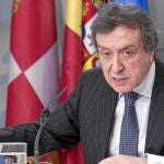 El portavoz de la Junta y consejero de Presidencia, José Antonio de Santiago-Juárez informa sobre el informe remitido al Gobierno