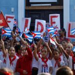 Un grupo de estudiantes conmemora el primer aniversario de la muerte de Fidel Castro