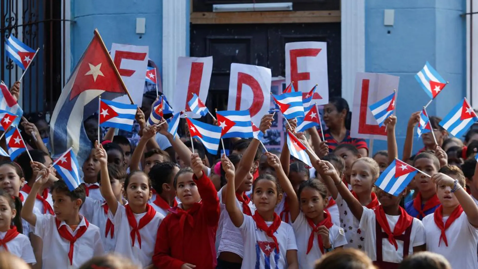 Un grupo de estudiantes conmemora el primer aniversario de la muerte de Fidel Castro