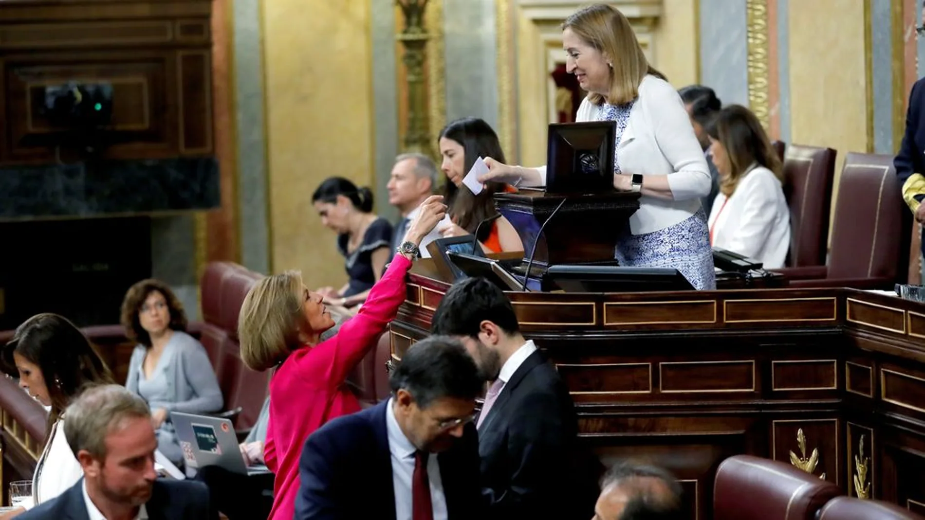 Ana Pastor cuenta votos en el Congreso para renovar RTVE / Efe