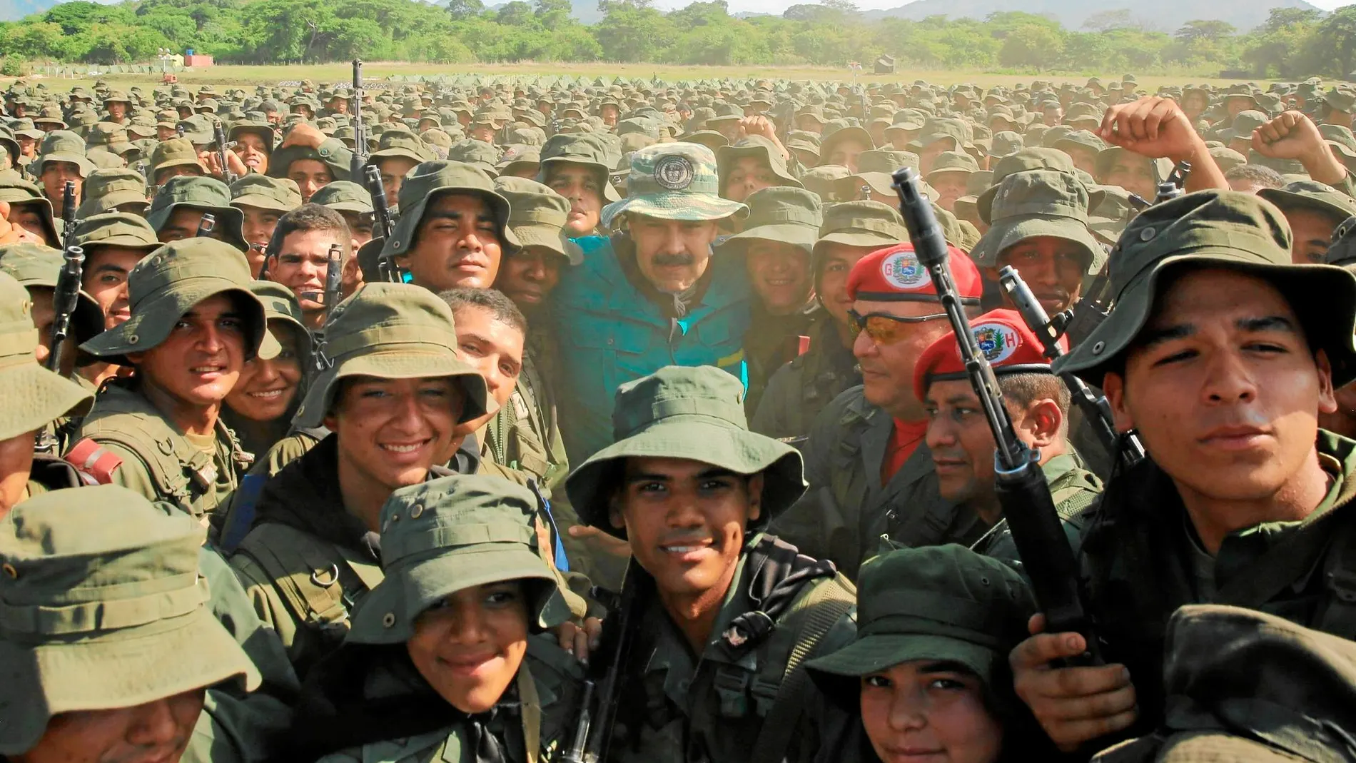 Maduro visita diariamente distintos cuarteles del territorio para garantizar la fidelidad de las tropas / Reuters