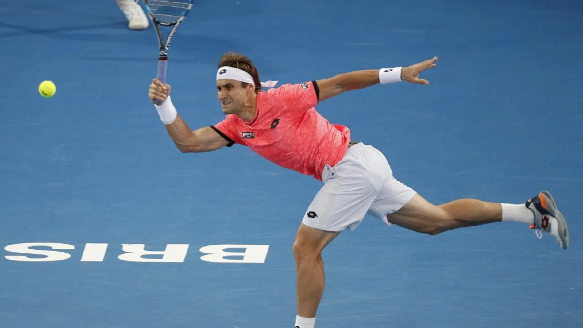 El tenista español David Ferrer golpea la bola durante su partido de la segunda ronda del torneo internacional de Brisbane