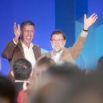 El presidente del Gobierno y del Partido Popular, Mariano Rajoy (d), en el acto de presentación de Xavier García Albiol (i) como candidato a la Presidencia de la Generalitat.
