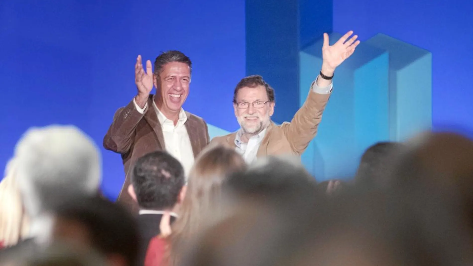 El presidente del Gobierno y del Partido Popular, Mariano Rajoy (d), en el acto de presentación de Xavier García Albiol (i) como candidato a la Presidencia de la Generalitat.