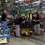 Empleados de la factoría abulense de Nissan, durante una jornada de trabajo
