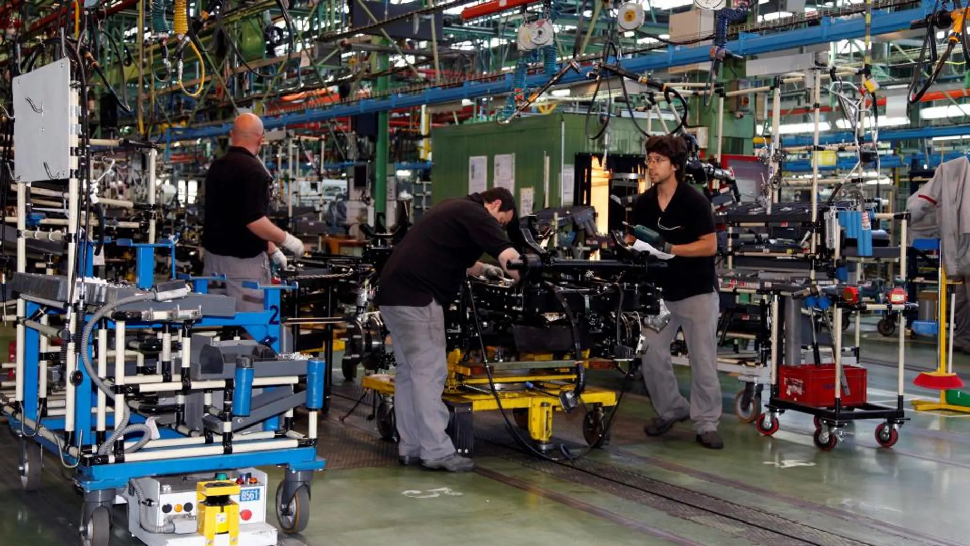 Empleados de la factoría abulense de Nissan, durante una jornada de trabajo