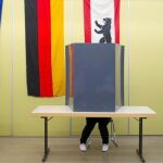 Varios ciudadanos ejercen su derecho a voto en un colegio electoral de Berlín