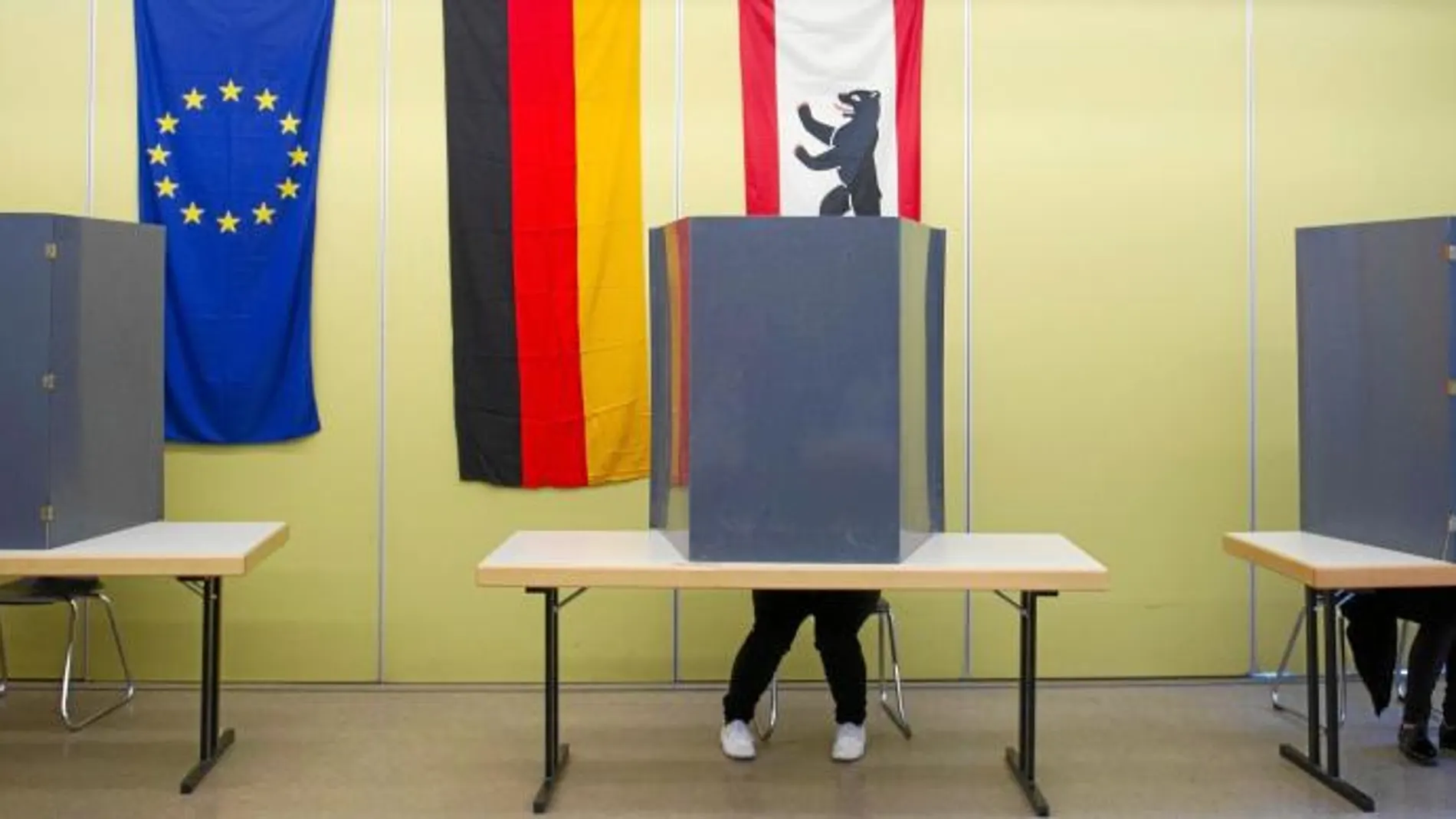 Varios ciudadanos ejercen su derecho a voto en un colegio electoral de Berlín