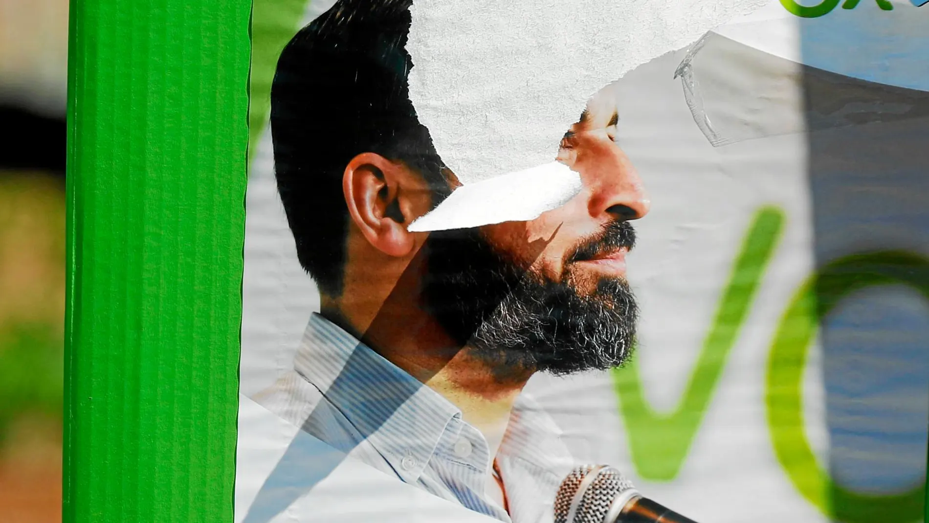El líder de Vox, Santiago Abascal, en uno de los carteles de campaña