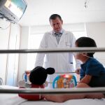 El médico de La Paz conoce a cada uno de los pacientes diagnosticados. Para Adrián, un niño de 3 años, es como un miembro más de la familia