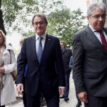 El expresidente de la Generalitat Artur Mas (2d), el exconseller Francesc Homs (d), y la exconseller Joana Ortega (i), a su llegada al Tribunal de Cuentas.