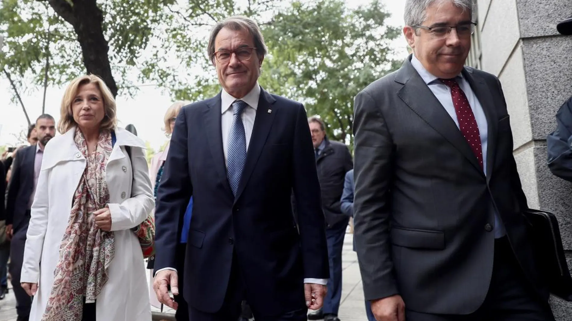 El expresidente de la Generalitat Artur Mas (2d), el exconseller Francesc Homs (d), y la exconseller Joana Ortega (i), a su llegada al Tribunal de Cuentas.