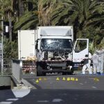 Varios policías inspeccionan el estado del camión con el que fue cometido el atentado en Niza, Francia