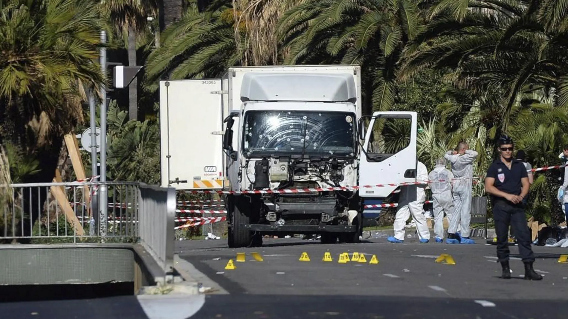 Varios policías inspeccionan el estado del camión con el que fue cometido el atentado en Niza, Francia
