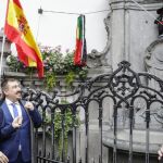 Francisco Vázquez descubre la figura del “Manneken Pis” vestido de segoviano