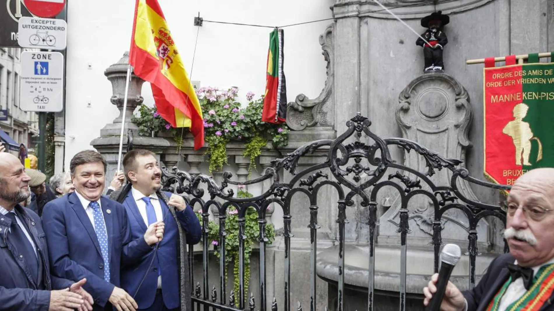 Francisco Vázquez descubre la figura del “Manneken Pis” vestido de segoviano