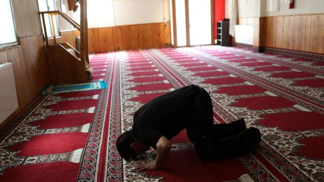Un musulmán realiza una oración en la mezquita de Ripoll