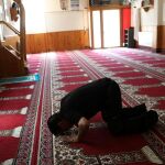 Un musulmán realiza una oración en la mezquita de Ripoll